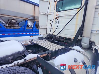 Zdjęcie 6 z 10 samochodu: 2012 VOLVO VNL SEMI TRUCK VIN:4V4N39EG0CN556439 - miniatura