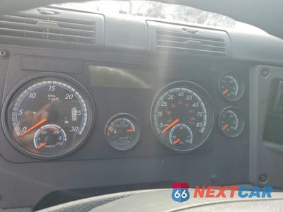 Zdjęcie 8 z 10 samochodu: 2018 FREIGHTLINER CASCADIA 125 SEMI TRUCK VIN:3AKJGLDR4JDJT8796 - miniatura
