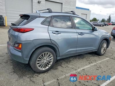 Trzecie zdjęcie samochodu z tyłu: 2018 HYUNDAI KONA SEL VIN:KM8K22AA3JU067669 - miniatura