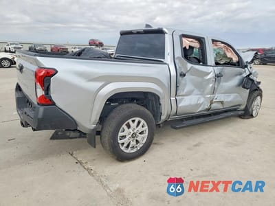 Trzecie zdjęcie samochodu z tyłu: 2024 TOYOTA TACOMA DOUBLE CAB VIN:3TYLD5KN6RT007850 - miniatura