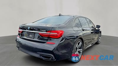 Czwarte zdjęcie samochodu z boku: 2018 BMW 750 I VIN:WBA7F0C55JGM22551 - miniatura