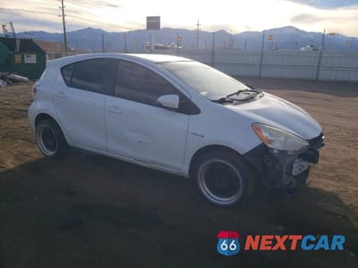 Czwarte zdjęcie samochodu z boku: 2013 TOYOTA PRIUS C VIN:JTDKDTB30D1550823 - miniatura