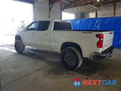 Drugie zdjęcie samochodu z przodu: 2021 CHEVROLET SILVERADO K1500 VIN:1GCUYAEF6MZ122411 - miniatura