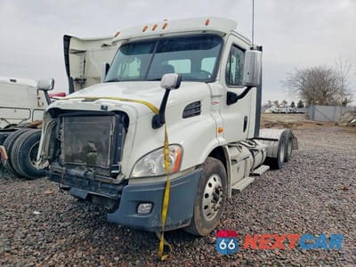Drugie zdjęcie samochodu z przodu: 2020 FREIGHTLINER CASCADIA 113 SEMI TRUCK VIN:3AKJGBDV6LSLJ8531 - miniatura