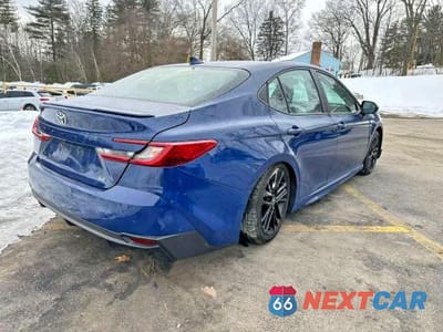 Trzecie zdjęcie samochodu z tyłu: 2025 TOYOTA CAMRY XSE VIN:4T1DAACK8SU090930 - miniatura