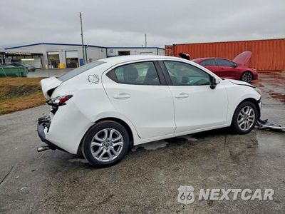 Trzecie zdjęcie samochodu z tyłu: 2018 TOYOTA YARIS IA VIN:3MYDLBYV2JY310356 - miniatura