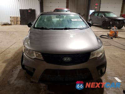 Piąte zdjęcie samochodu w środku: 2011 KIA FORTE KOUP EX VIN:KNAFU6A25B5385446 - miniatura