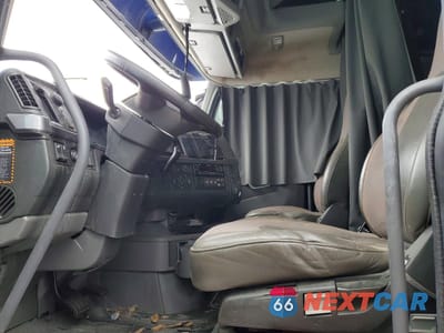 Piąte zdjęcie samochodu w środku: 2024 VOLVO VNL SEMI TRUCK VIN:4V4NC9EH3RN633080 - miniatura