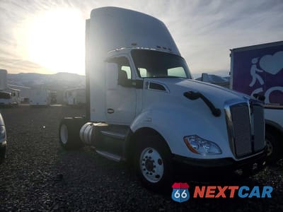 Zdjęcie 9 z 10 samochodu: 2016 KENWORTH T680 SEMI TRUCK VIN:1XKYA48X8GJ496618 - miniatura