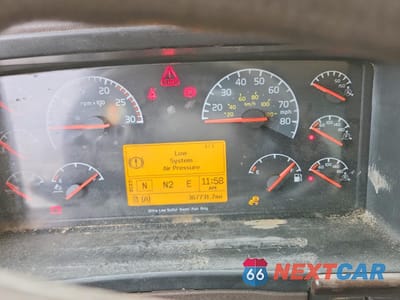 Zdjęcie 8 z 10 samochodu: 2013 VOLVO VHD DUMP TRUCK VIN:4V5KC9EG6DN146650 - miniatura