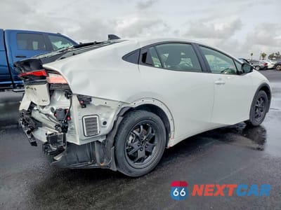 Trzecie zdjęcie samochodu z tyłu: 2026 TOYOTA PRIUS LE VIN:JTDACAAU3T3065009 - miniatura