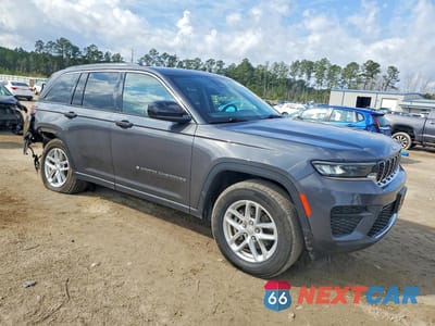 Czwarte zdjęcie samochodu z boku: 2023 JEEP GRAND CHEROKEE LAREDO VIN:1C4RJHAG7P8910674 - miniatura