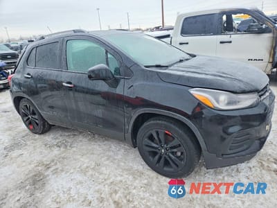 Czwarte zdjęcie samochodu z boku: 2020 CHEVROLET TRAX 1LT VIN:3GNCJLSB2LL171471 - miniatura