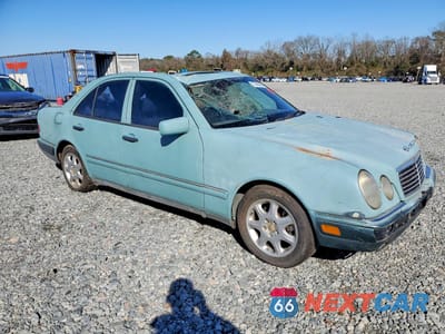 Czwarte zdjęcie samochodu z boku: 1996 MERCEDES-BENZ E 320 VIN:WDBJF55F2TJ013035 - miniatura