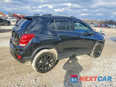 Trzecie zdjęcie samochodu z tyłu: 2022 CHEVROLET TRAX 1LT VIN:KL7CJPSM7NB520532 - miniatura