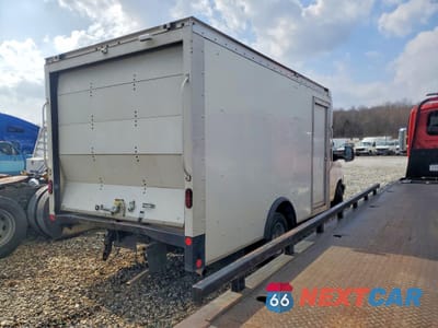 Trzecie zdjęcie samochodu z tyłu: 2022 CHEVROLET EXPRESS G3500 DELIVERY TRUCK VIN:1GB3GSC78N1257166 - miniatura