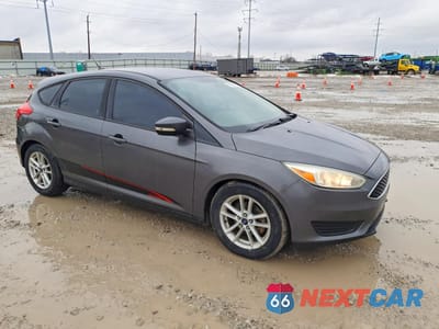 Czwarte zdjęcie samochodu z boku: 2015 FORD FOCUS SE VIN:1FADP3K21FL245383 - miniatura