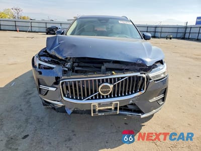 Piąte zdjęcie samochodu w środku: 2023 VOLVO XC60 PLUS VIN:YV4L12DN3P1204501 - miniatura