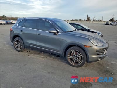 Czwarte zdjęcie samochodu z boku: 2013 PORSCHE CAYENNE VIN:WP1AF2A26DLA23753 - miniatura