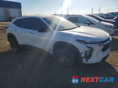Czwarte zdjęcie samochodu z boku: 2024 CHEVROLET TRAX LS VIN:KL77LFE25RC010745 - miniatura