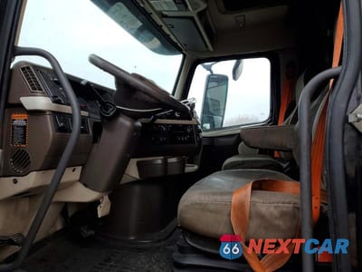 Piąte zdjęcie samochodu w środku: 2018 VOLVO VN VNL VIN:4V4NC9EH4JN996668 - miniatura