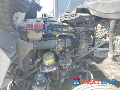 Zdjęcie 7 z 10 samochodu: 2015 FREIGHTLINER CASCADIA SEMI TRUCK VIN:1FUBGEDV8FLGH4743 - miniatura