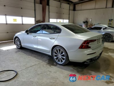 Drugie zdjęcie samochodu z przodu: 2019 VOLVO S60 T6 MOMENTUM VIN:7JRA22TK1KG003556 - miniatura