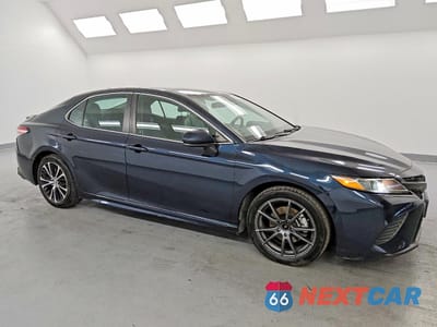 Czwarte zdjęcie samochodu z boku: 2020 TOYOTA CAMRY HYBRID SE VIN:4T1G31AK3LU016262 - miniatura