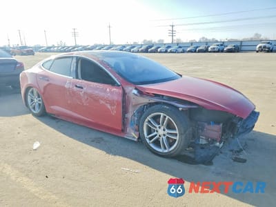 Czwarte zdjęcie samochodu z boku: 2013 TESLA MODEL S VIN:5YJSA1DNXDFP11133 - miniatura