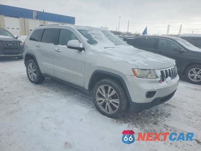 Czwarte zdjęcie samochodu z boku: 2013 JEEP GRAND CHEROKEE LAREDO VIN:1C4RJFAG4DC553466 - miniatura