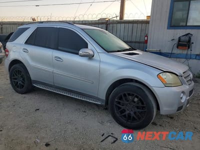 Czwarte zdjęcie samochodu z boku: 2008 MERCEDES-BENZ ML 550 VIN:4JGBB72E88A367332 - miniatura