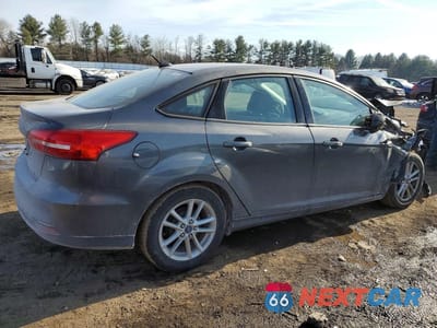Trzecie zdjęcie samochodu z tyłu: 2015 FORD FOCUS SE VIN:1FADP3F20FL263688 - miniatura