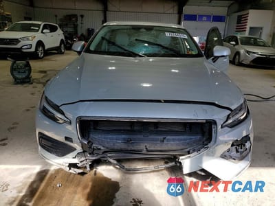 Piąte zdjęcie samochodu w środku: 2019 VOLVO S60 T6 MOMENTUM VIN:7JRA22TK1KG003556 - miniatura