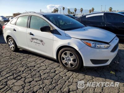 Czwarte zdjęcie samochodu z boku: 2018 FORD FOCUS S VIN:1FADP3E22JL242416 - miniatura