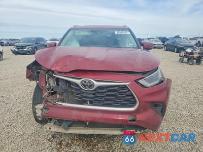 Piąte zdjęcie samochodu w środku: 2021 TOYOTA HIGHLANDER XLE VIN:5TDGZRAHXMS524451 - miniatura