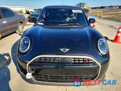 Piąte zdjęcie samochodu w środku: 2025 MINI COOPER S VIN:WMW23GD02S2W70169 - miniatura