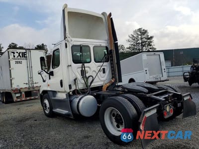 Trzecie zdjęcie samochodu z tyłu: 2016 FREIGHTLINER CASCADIA 125 SEMI TRUCK VIN:1FUBGEDV7GLHC5750 - miniatura