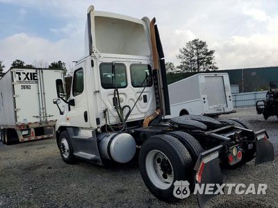 Trzecie zdjęcie samochodu z tyłu: 2016 FREIGHTLINER CASCADIA 125 SEMI TRUCK VIN:1FUBGEDV7GLHC5750 - miniatura