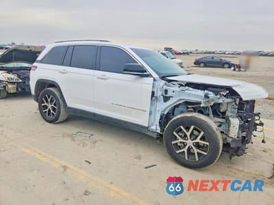 Czwarte zdjęcie samochodu z boku: 2023 JEEP GRAND CHEROKEE LIMITED VIN:1C4RJGBG9PC535070 - miniatura