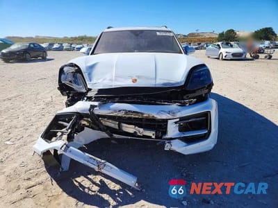 Piąte zdjęcie samochodu w środku: 2025 PORSCHE CAYENNE S VIN:WP1AL2AY8SDA19367 - miniatura