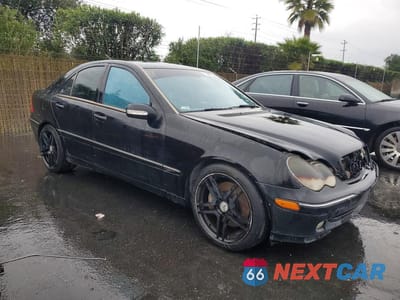 Czwarte zdjęcie samochodu z boku: 2004 MERCEDES-BENZ C 230K SPORT SEDAN VIN:WDBRF40J94A630636 - miniatura