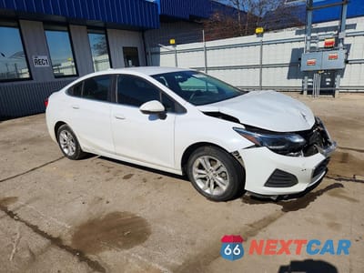 Czwarte zdjęcie samochodu z boku: 2019 CHEVROLET CRUZE LT VIN:1G1BE5SM2K7117184 - miniatura