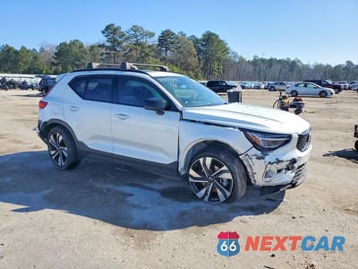 Czwarte zdjęcie samochodu z boku: 2024 VOLVO XC40 PLUS VIN:YV4L12UL0R2295769 - miniatura