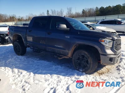 Czwarte zdjęcie samochodu z boku: 2018 TOYOTA TUNDRA CREWMAX SR5 VIN:5TFDW5F15JX706600 - miniatura