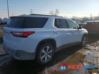 Trzecie zdjęcie samochodu z tyłu: 2021 CHEVROLET TRAVERSE LT VIN:1GNERHKW3MJ163650 - miniatura