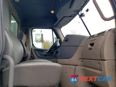 Piąte zdjęcie samochodu w środku: 2016 FREIGHTLINER CASCADIA 125 SEMI TRUCK VIN:1FUBGEDV3GLHC5647 - miniatura