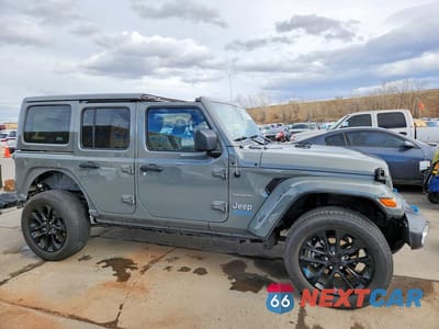 Czwarte zdjęcie samochodu z boku: 2022 JEEP WRANGLER UNLIMITED SAHARA 4XE VIN:1C4JJXP63NW153125 - miniatura