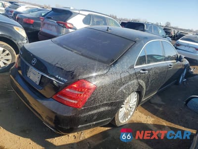 Trzecie zdjęcie samochodu z tyłu: 2010 MERCEDES-BENZ S 550 4MATIC VIN:WDDNG8GB7AA339735 - miniatura