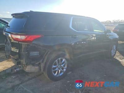 Trzecie zdjęcie samochodu z tyłu: 2021 CHEVROLET TRAVERSE LS VIN:1GNEVLKW7MJ125126 - miniatura