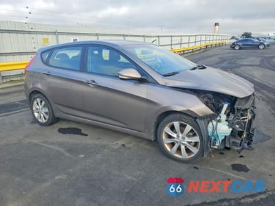 Czwarte zdjęcie samochodu z boku: 2013 HYUNDAI ACCENT SE VIN:KMHCU5AEXDU138129 - miniatura